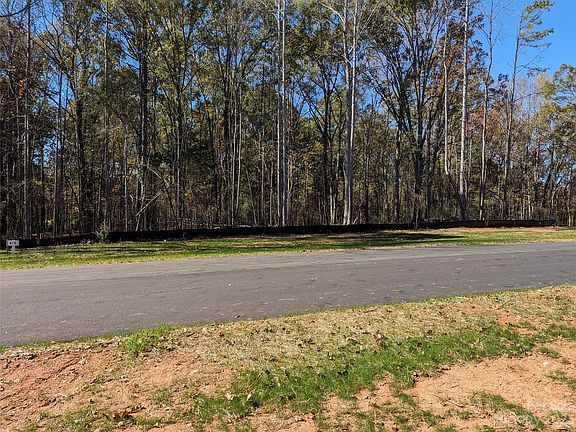 4th image of 153 Heathland Dr #5