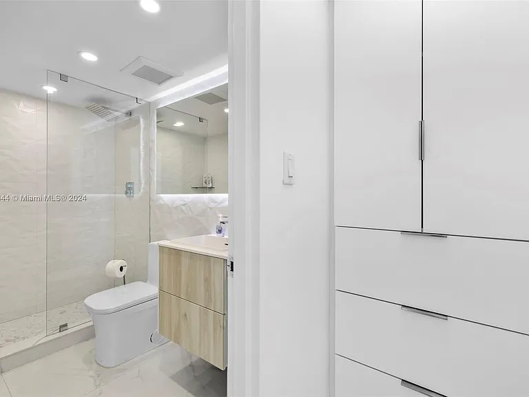 5151 Collins Ave #1527 — Photo 30