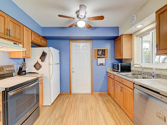 5th image of 1041 SE Airoso Boulevard