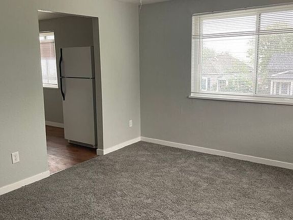 3rd image of 3825 S King St Unit 3827