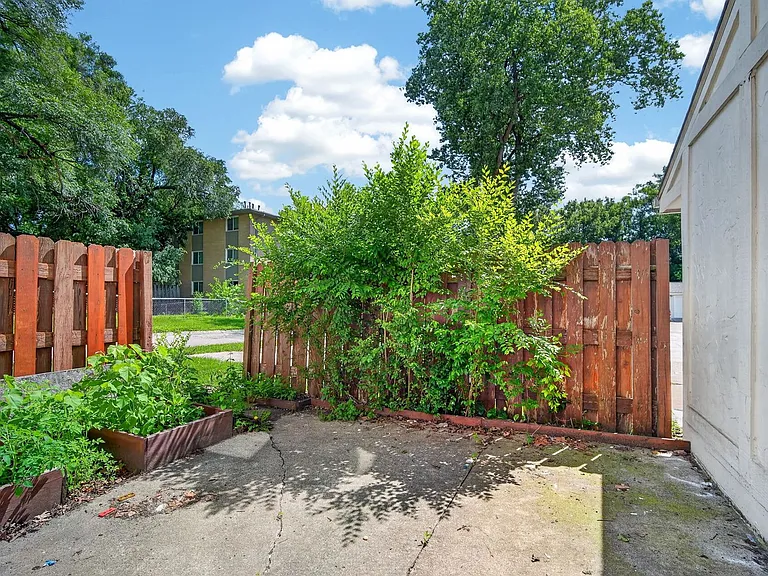 2bed 1 bath Unit in quiet Clive location — Photo 32