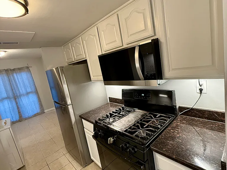 238 N Stevenson Sq — Photo 10