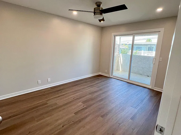 240 W El Portal #B — Photo 9