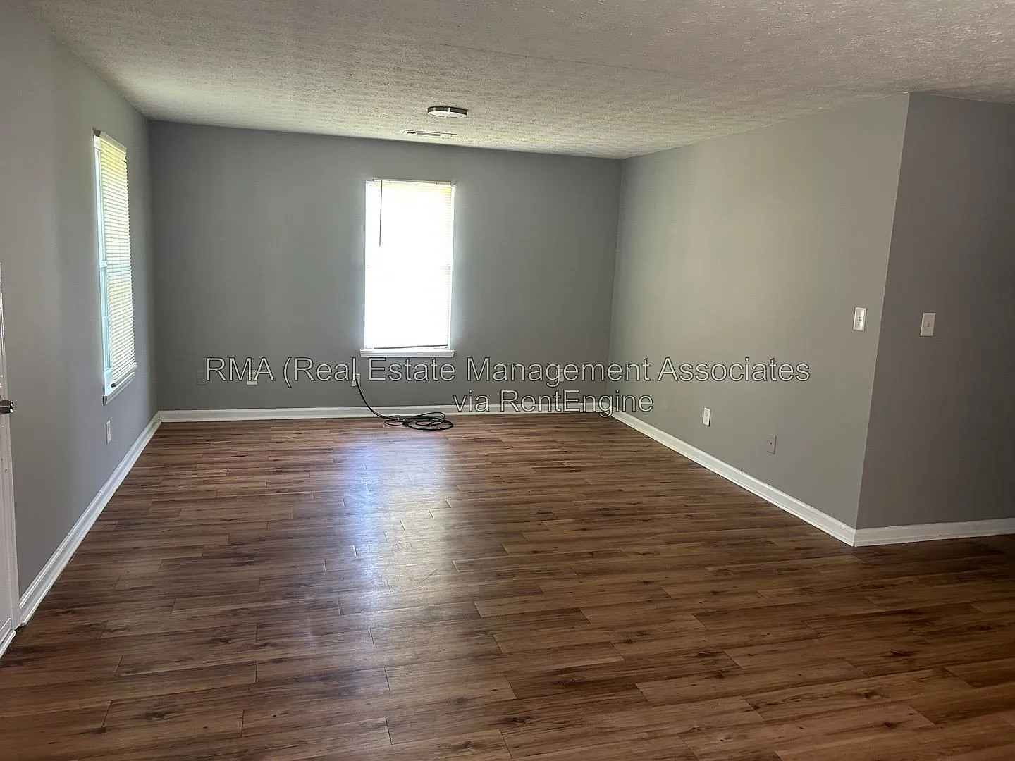 3 bed, 2.0 bath, 1120 sqft, $1,300 — Photo 4