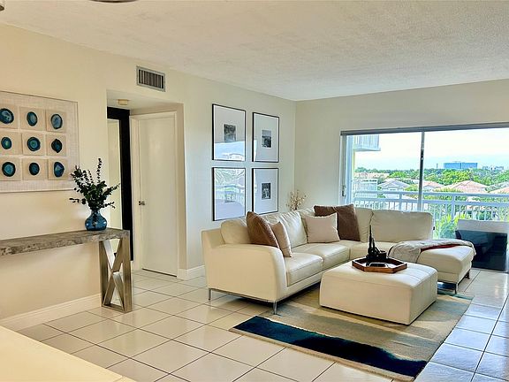 5th image of 4400 Hillcrest Drive #508A