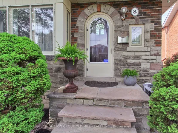 8 Lockheed Blvd, Toronto, ON M9P 2H6