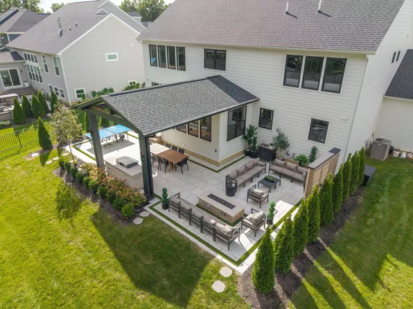 8160 Smiths Cir, Powell, OH 43065