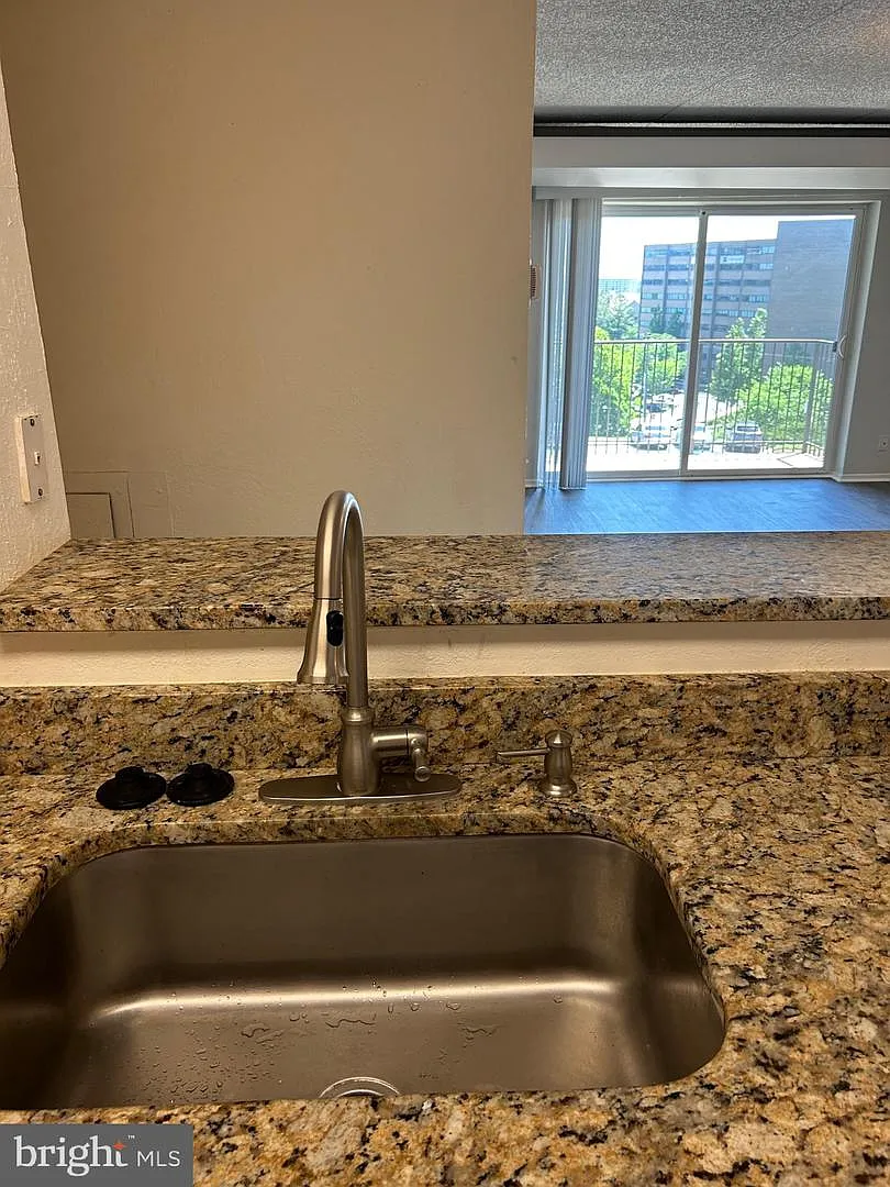 2 bed, 1048 sqft, $2,200 — Photo 2