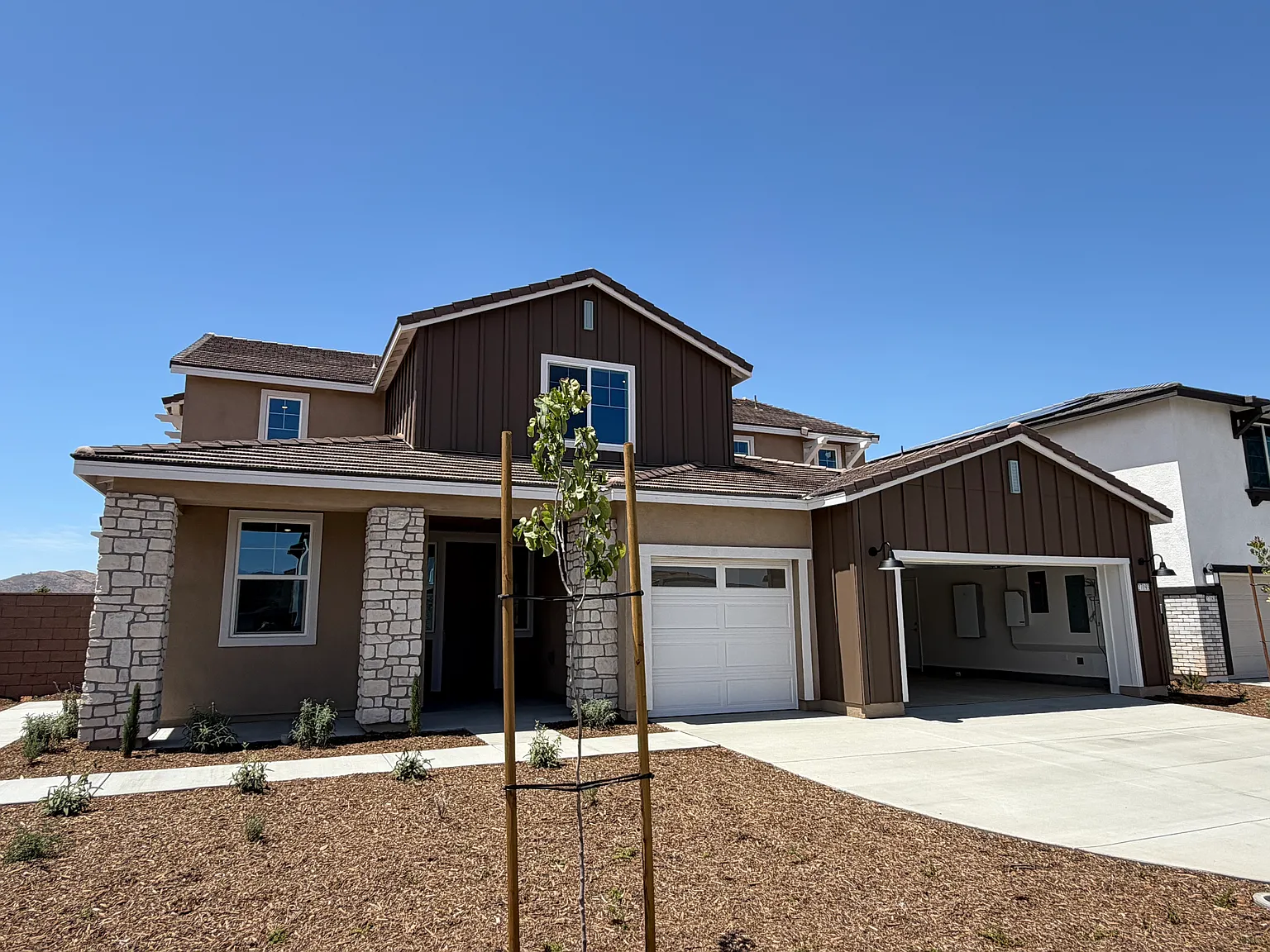 7 bed, 4184 sqft, $6,100 — Photo 1