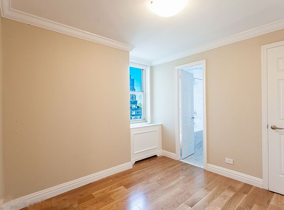 4th image of 30 W 63rd St APT 28L