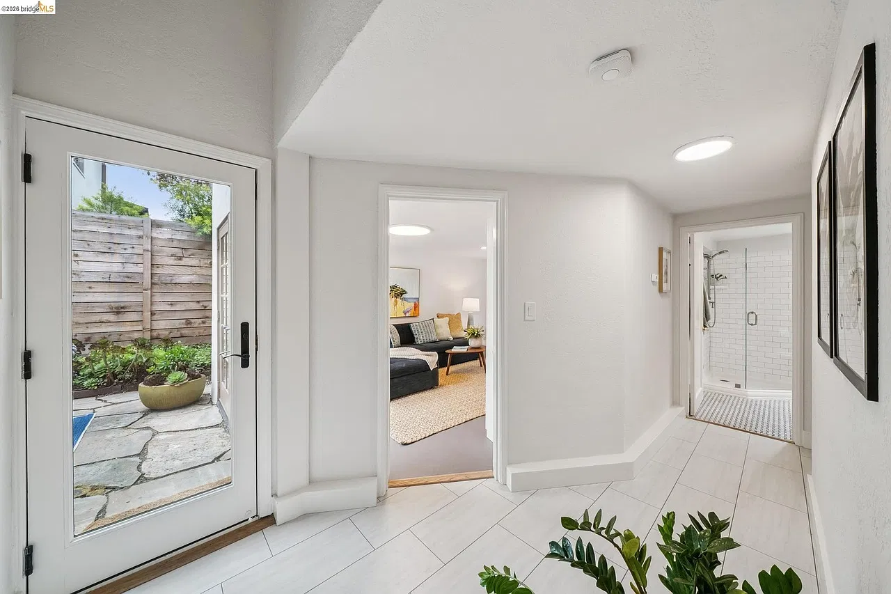 3 bed, 2079 sqft, $5,100 — Photo 2