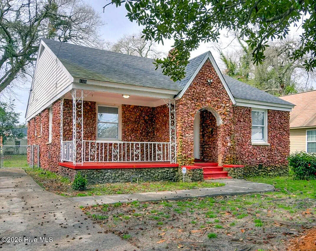 3 bed, 1.0 bath, 1281 sqft, $1,200 — Photo 2