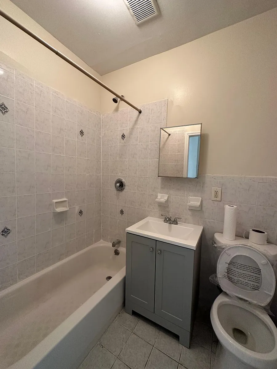 Building Photo - 740 E 214th St #2
