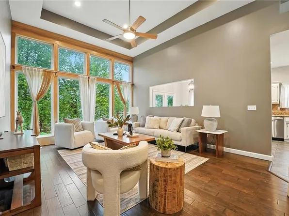 5429 NE Sunshine Dr, Lees Summit, MO 64064