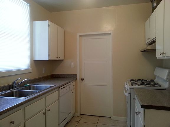 3rd image of 601 W Marshall Blvd