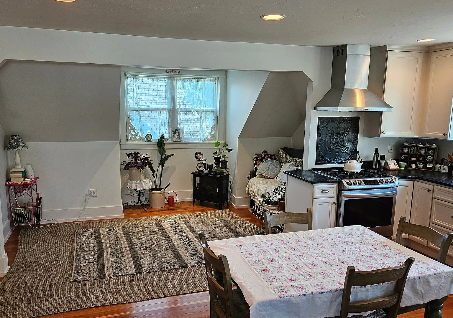 Adorable, Bright 2-bedroom 1 bathroom apartment. — Photo 2