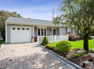 3 Woodleigh Ct, Holbrook, NY 11741