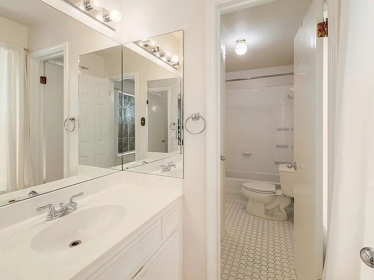 9401 Caracas Dr — Photo 22