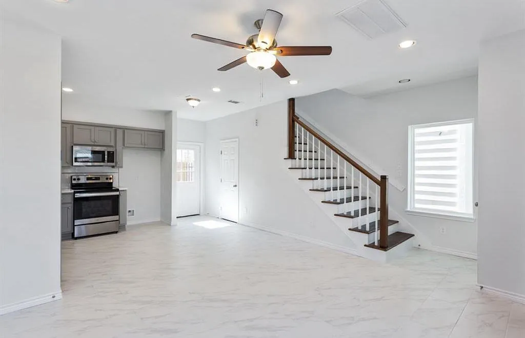 3 bed, 2.5 bath, 1307 sqft, $2,100 — Photo 2