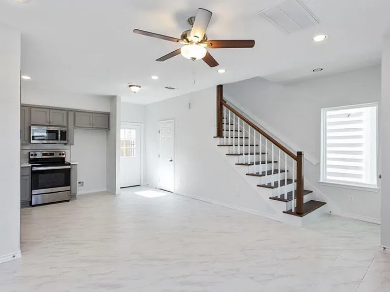 11623 Waldemar Dr — Photo 2