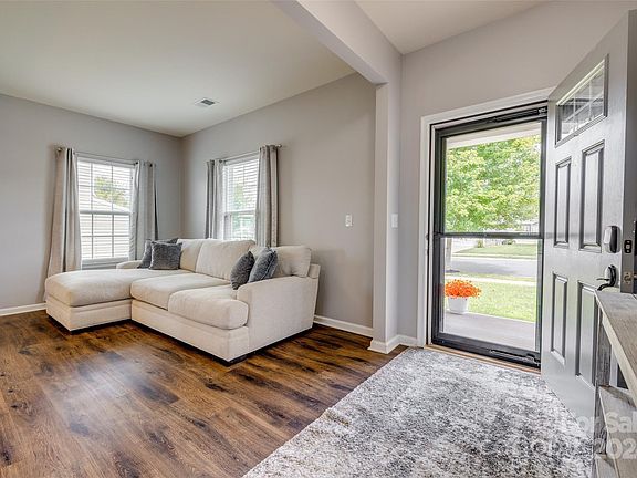 4th image of 3733 English Garden Dr
