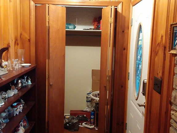 Center hall between bedrooms