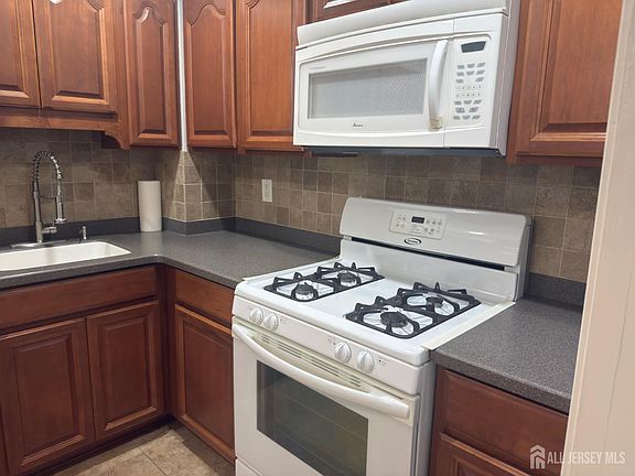5th image of 1027 Cricket Ln
