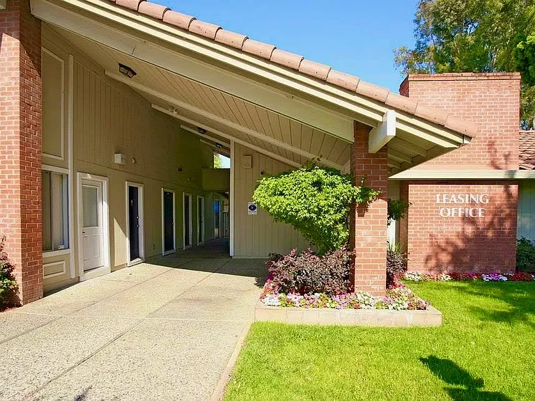Almaden Terrace — Photo 3
