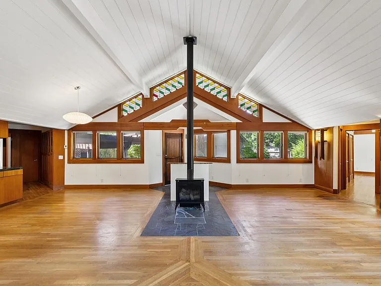3340 Woodside Rd — Photo 1