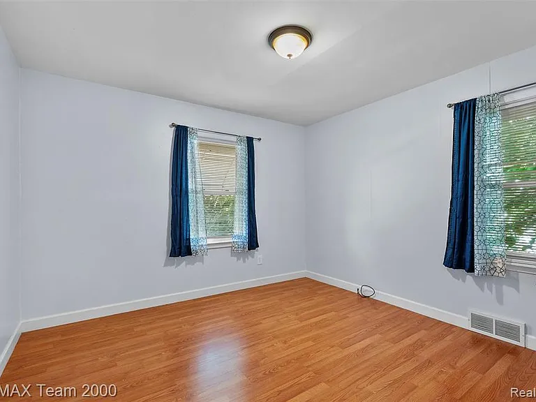34080 Harroun St — Photo 12