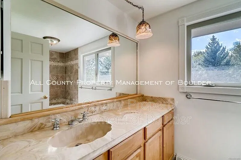 5 bed, 3.5 bath, 3432 sqft, $4,000 — Photo 4