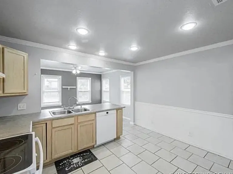 4715 S Cincinnati Ave — Photo 9