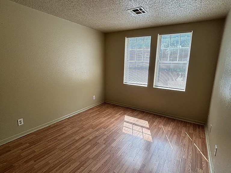 215 W Fairview St #303 — Photo 4