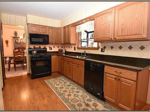 4th image of 221 Briar Ln