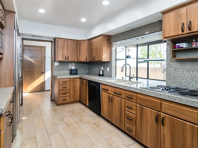 6135 Wilkinson Ave — Photo 9