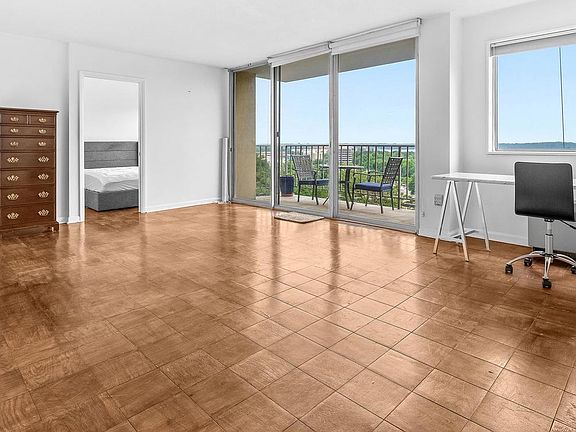 4th image of 2059 Huntington Ave APT 801