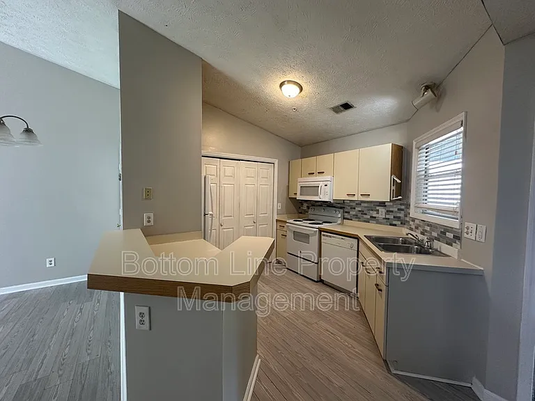 942 Stewarts Creek Dr #8 — Photo 5