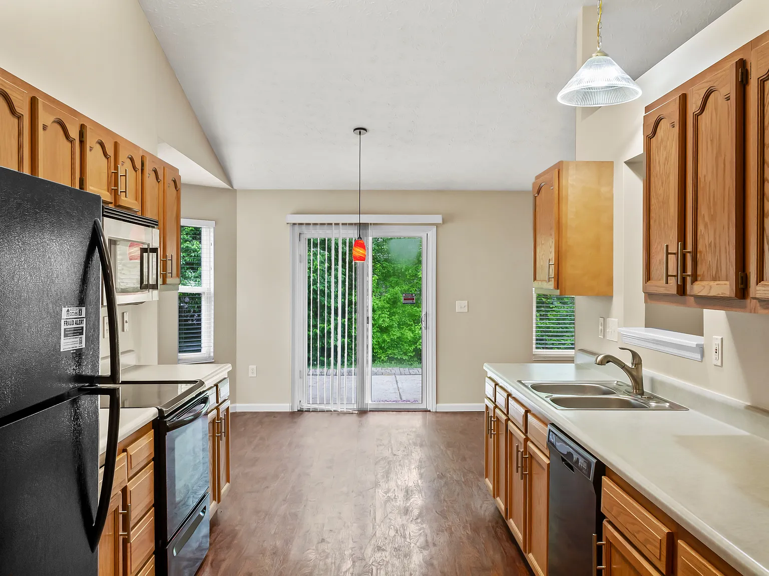 3 bed, 2.0 bath, 1820 sqft, $2,290 — Photo 4
