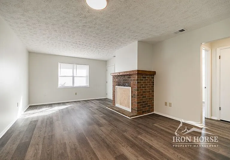 1172 White Oak Dr — Photo 4