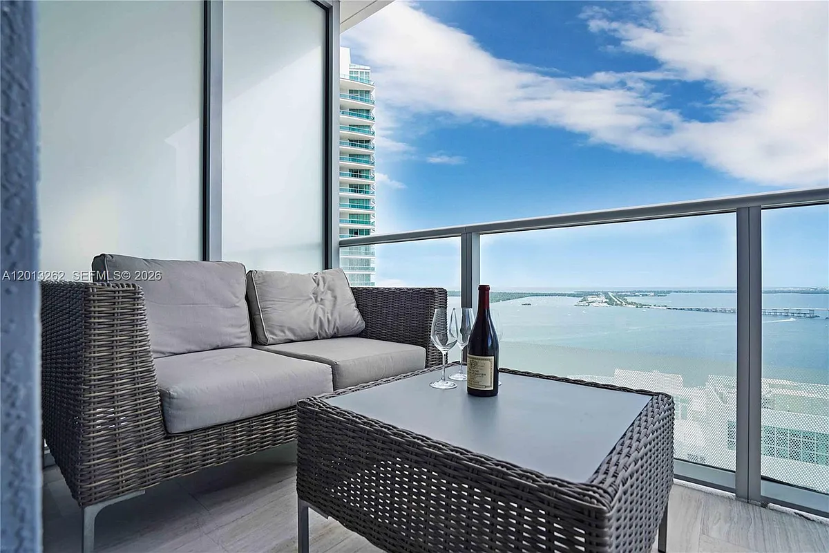Building Photo - 1300 Brickell Bay Dr #3402