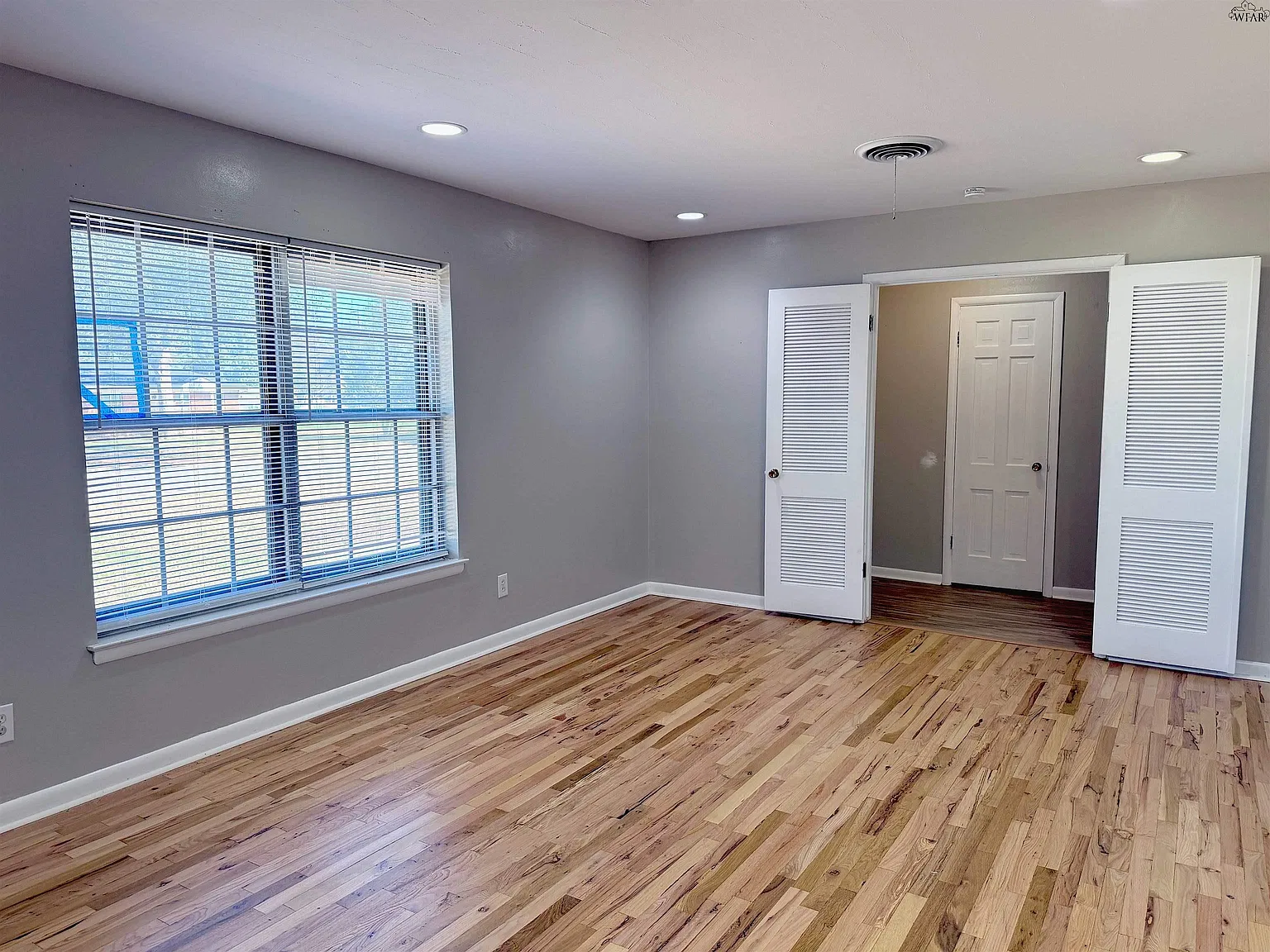 3 bed, 3.0 bath, 2296 sqft, $2,000 — Photo 4