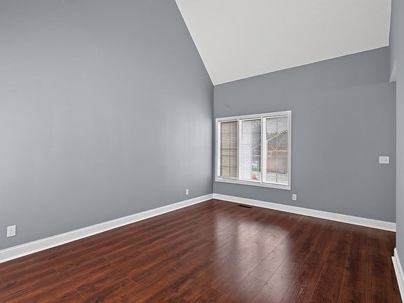 4th image of 25 Stevens St E