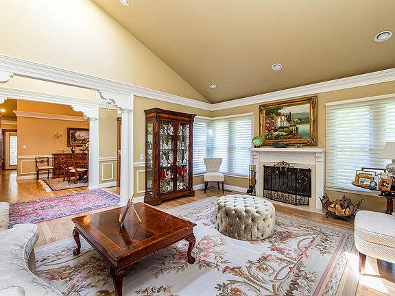 4th image of 32 Hunt Ct
