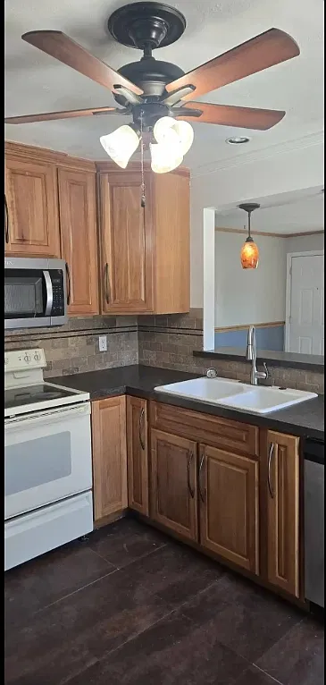 3 bed, 891 sqft, $1,650 — Photo 2
