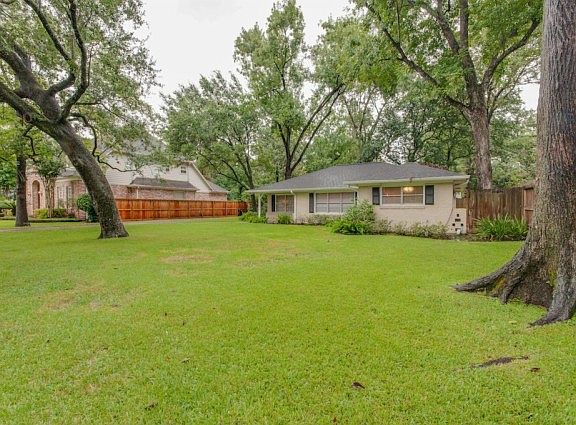 3rd image of 846 Sprucewood Ln