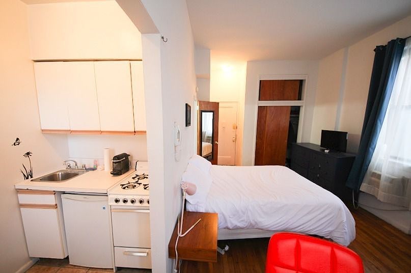 2nd image of 37 1/2 Bedford St APT 1A