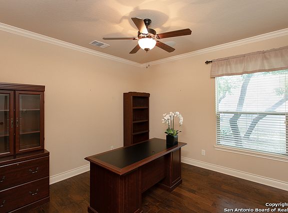 3rd image of 402 Evans Oak Ln