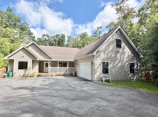 809 Maple Leaf Ct, Lords Valley, PA 18428