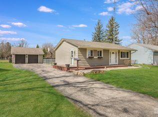 909 N Edgelawn Dr, Plano, IL 60545