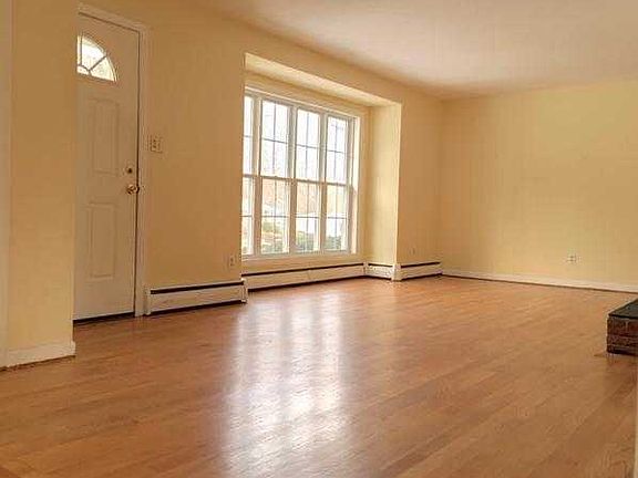 193 Bates Dr Living Room